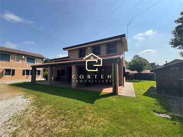 Meravigliosa casa singola in stile rustico